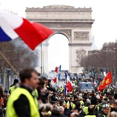 На западе Парижа полиция применила слезоточивый газ против манифестантов