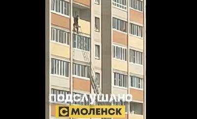 В Смоленске мужчина повис на балконе 8-го этажа