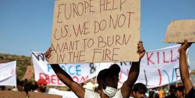 Бунт мигрантов в Греции: силовики разгоняют протест слезоточивым газом