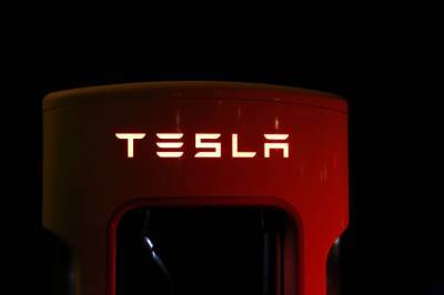 Владельцы Tesla Model Y нашли под капотом деревянные бруски и изоленту