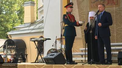 Беглов вручил митрополиту Варсонофию памятную медаль