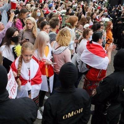 Женщины собираются на площади Свободы в центре Минска