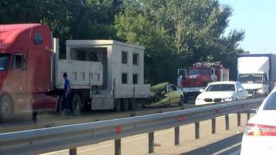 Под Краснодаром легковушка влетела под грузовик – водитель погиб