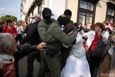 В Минске силовики задержали десятки участниц женского марша оппозиции