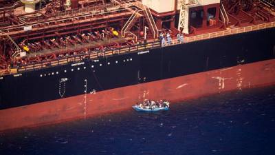 Спасшему мигрантов танкеру запретили входить в порты ЕС