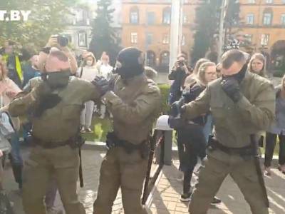 Демонстрантки в Минске срывают балаклавы с голов задерживающих