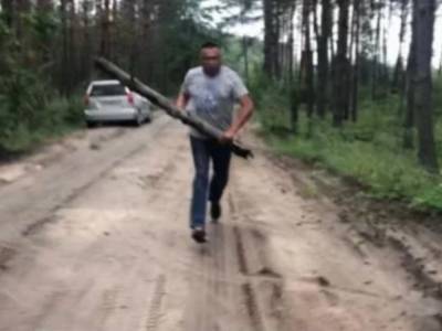На Киевщине предприниматель с бревном напал на журналистов: полиция задержала мужчину