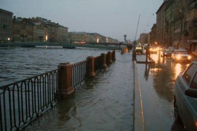 В Петербурге из-за угрозы наводнения закрыли дамбу