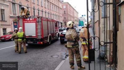Спасатели ликвидировали возгорание на Арсенальной улице в Петербурге