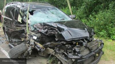 Mercedes разорвало на части в ДТП на севере Москвы