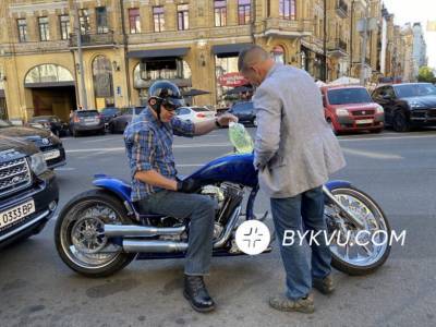 У Кличко в центре Киева закончился бензин: он заправлялся с пластиковой бутылки