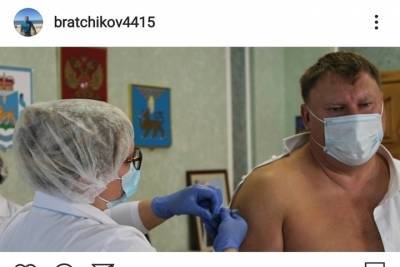 Глава администрации Пскова сделал фото во время вакцинации