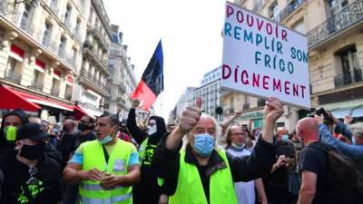 "Желтые жилеты" снова вышли на улицы Парижа с протестами