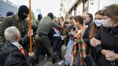 В Минске ОМОН жестко разгоняет участников женского шествия