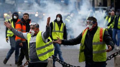 В Париже участники акции «желтых жилетов» забросали полицейских камнями