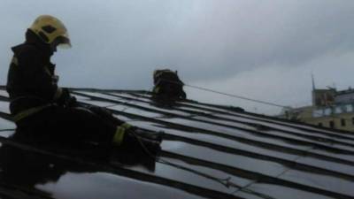 Штормовой ветер повредил крышу здания РНБ в центре Петербурга