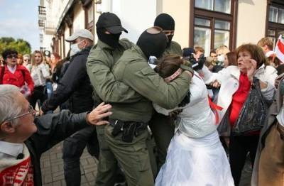 Фото дня: жесткое задержание участницы «женского марша» в Минске (ФОТО)