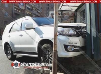 В Ереване столкнулись Toyota и Ford: один из автомобилей врезался в киоск и сломал терминал