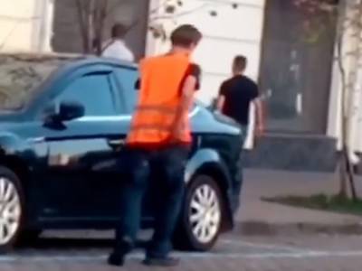В центре Киеве на оживленной дороге увидели парковщика «под кайфом»