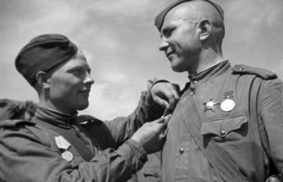 Для чего советские солдаты массово носили пилотки, если толку от них было немного
