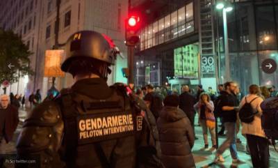 Полиция Парижа применила слезоточивый газ против "желтых жилетов"