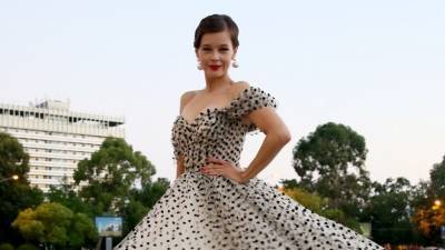 «Праздник кино!»: Катерина Шпица рассказала о выборе платья с глубоким декольте для «Кинотавра»