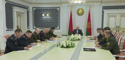Лукашенко обсудил с силовиками ситуацию на западной границе