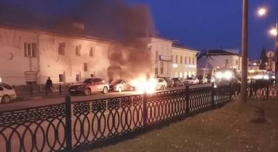 Огненное завершение праздника : что горит в центре города. Видео