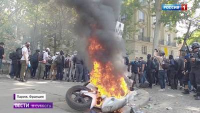 В Париже сожгли "символ роскоши"