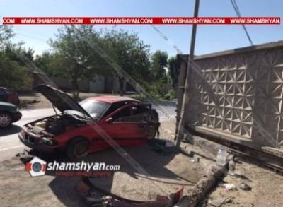 В Араратской области столкнулись Mercedes и BMW: один из автомобилей врезался в электрический столб и стену завода