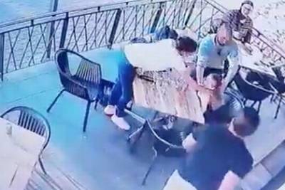 Мужчина пытался похитить ребенка в закусочной и был задержан посетителем