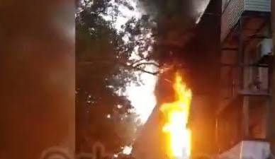 В Макеевке сильный пожар в многоэтажном доме: видео