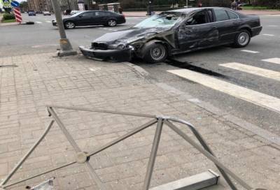 В Петербурге водитель иномарки снес трамвайную остановку