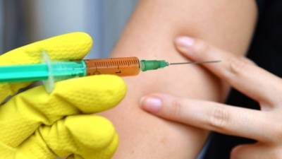 В Британии возобновили испытания вакцины от COVID-19, вызвавшей «необъяснимое заболевание» у добровольца