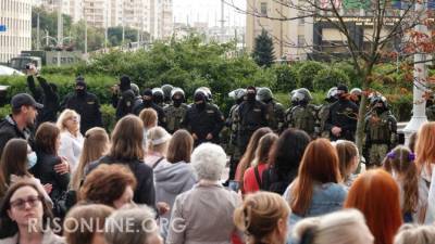 Сорви маску с силовика: "Бабий бунт" в Минске пошёл врукопашную. С визгом и матом