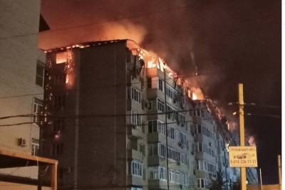 В Краснодаре горит восьмиэтажный жилой дом