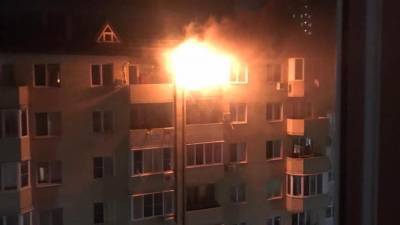 Момент начала пожара многоэтажки в Краснодаре попал на видео.