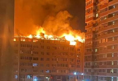 В Краснодаре произошел крупный пожар в жилой многоэтажке. Эвакуировано 300 человек