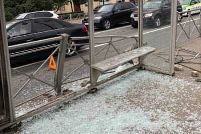 BMW снес трамвайную остановку в Московском районе