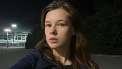 Екатерина Шпица пококетничала с фанатами в одной рубашке — видео