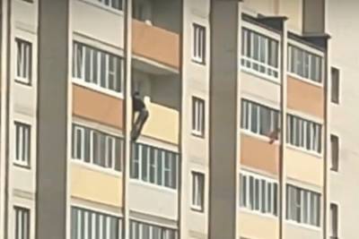 Мужчина повис на балконе многоэтажки в Смоленске
