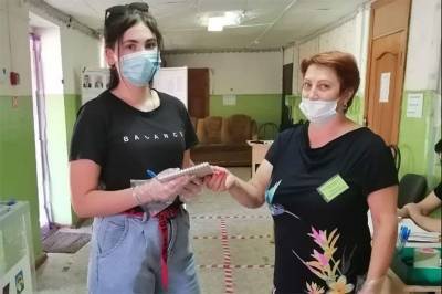 В Краснодарском крае избирателям, которые голосуют впервые, вручают подарки