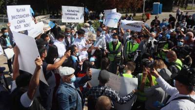 В Алматы проходит митинг. Люди требуют кредитной амнистии
