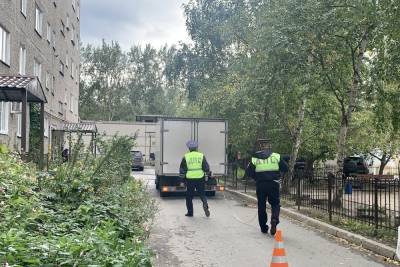 Ребенок на самокате попал под грузовик в екатеринбургском дворе
