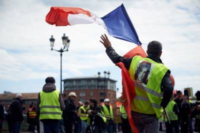 "Желтые жилеты" вернулись с протестами на улицы Франции