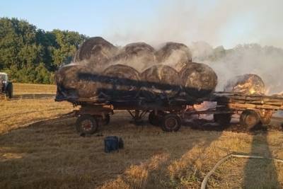 В Астраханской области сгорел прицеп с сеном