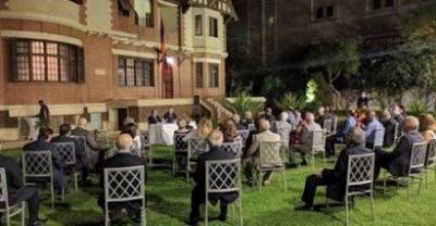 Глава МИД Армении встретился в Каире с представителями армянской общины