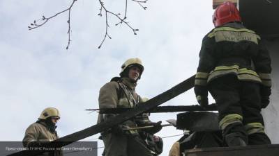 Спасатели эвакуировали 150 человек из горящего общежития в Петербурге