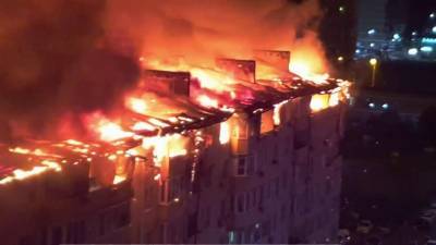 В Краснодаре вспыхнул верхний этаж огромного жилого дома, выгорели почти 90 квартир