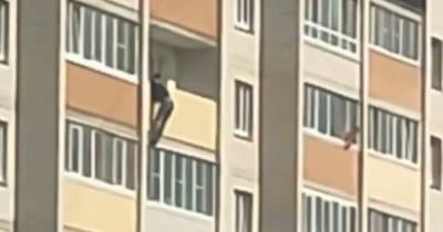 Мужчина повис на балконе многоэтажки
